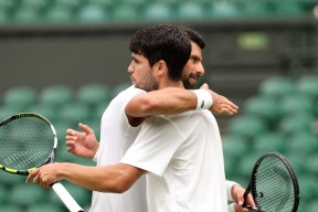 YIHAO-比赛局势复杂引爆全场！，德约科维奇意外战胜DWG上演精彩一战(澳网最新战报德约科维奇)